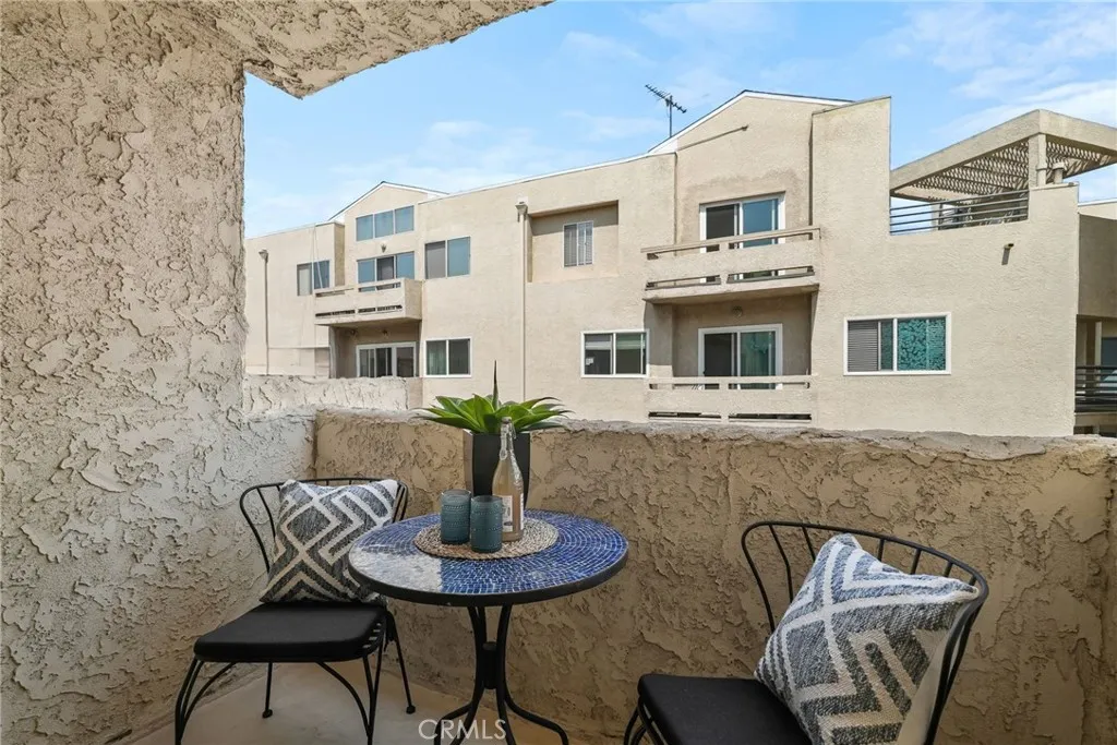 1737 Peyton Avenue E, Burbank, California 91504 home-pic-14